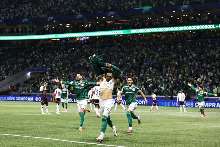 Palmeiras logró lo imposible: remontó la serie ante LDU y definirá la Libertadores con Flamengo. Palmeiras logró lo imposible: remontó la serie ante LDU y definirá la Libertadores con Flamengo.