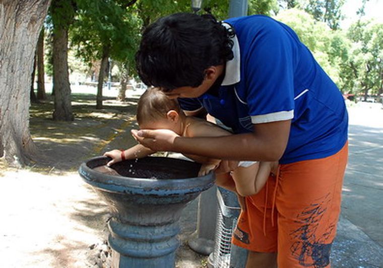 La ciudad es un horno y todos buscan refrescarse de alguna manera. Foto: MDZ