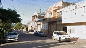 El auto estaba mal estacionado en la intersección de la avenida Almirante Brown y la calle Viltipico.  Foto: Google Maps
