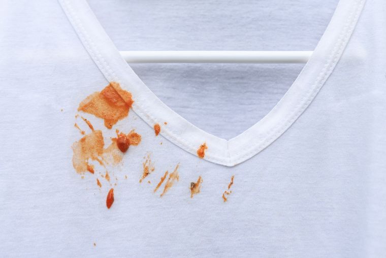 Una de las manchas más comunes es la de grasa Foto: Shutterstock