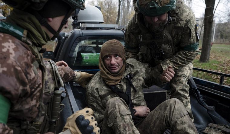Soldados de Ucrania, en línea de combate con sus enemigos de Rusia. Foto Efe Soldados de Ucrania, en línea de combate con sus enemigos de Rusia. Foto Efe