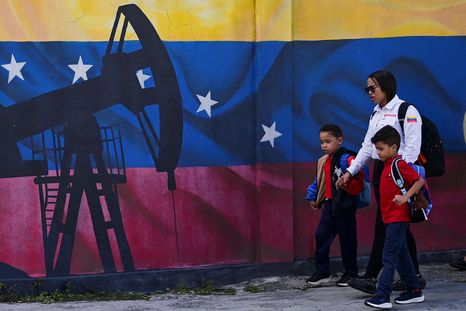 La industria petrolera venezolana es el producto de varias transnacionales que comenzaron a operar en el país hace más de un siglo. La industria petrolera venezolana es el producto de varias transnacionales que comenzaron a operar en el país hace más de un siglo.