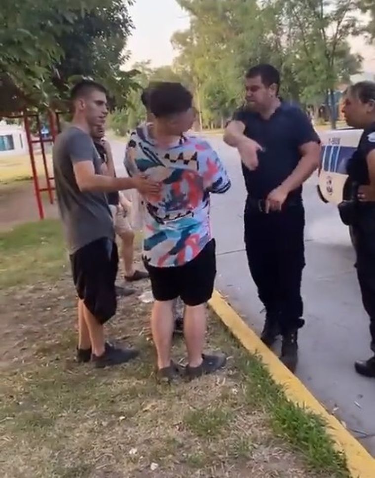 El policía lo agredió por la vestimenta que llevaba
