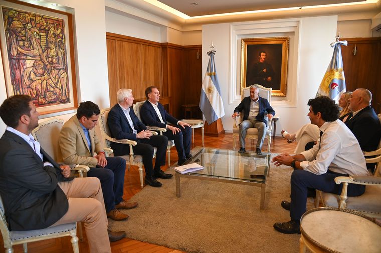 El gobernador Alfredo Cornejo aprovechó para criticar a un opositor durante la visita de Diego Santilli a Mendoza. El gobernador Alfredo Cornejo aprovechó para criticar a un opositor durante la visita de Diego Santilli a Mendoza.