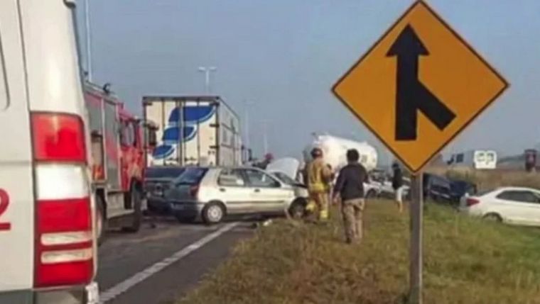El accidente ocurrió sobre la ruta nacional 7. La espesa neblina habría causado un choque en cadena. Foto: Captura de video