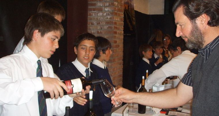 Rafael Cardozo le habló de las características del sirah a Marcelo Bartolini, antes de servirle una copa.