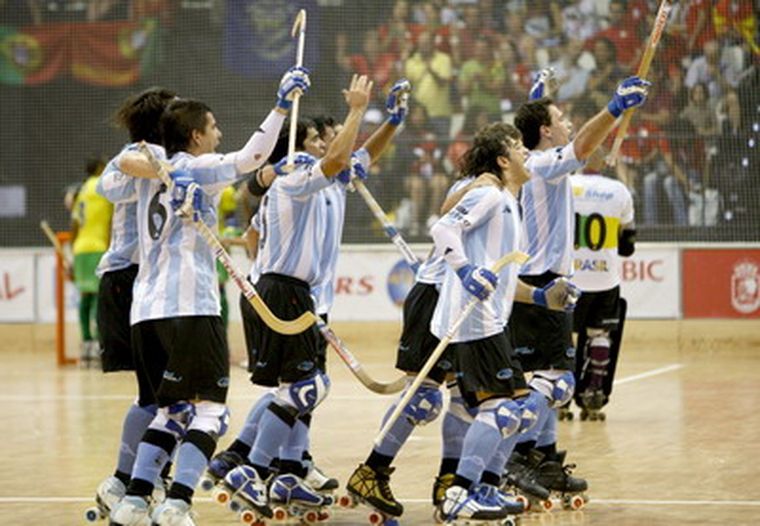 Argentina festejó el pase a la final. Hoy va por ella. Foto: EFE