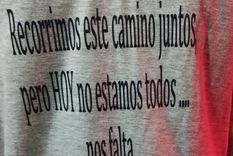 Los compañeros de Morena Domínguez cambiaron sus remeras de egresados por una en memoria de la víctima.