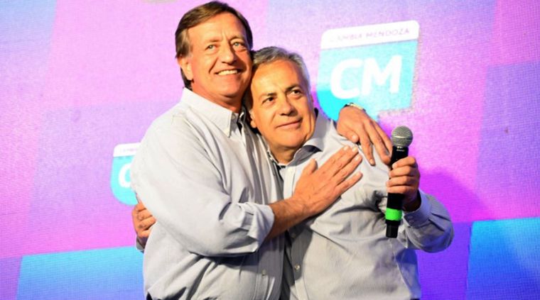 Rodolfo Suarez, actual gobernador de Mendoza, junto a Alfredo Cornejo, ganador de las elecciones. Foto: Twitter Alfredo Cornejo