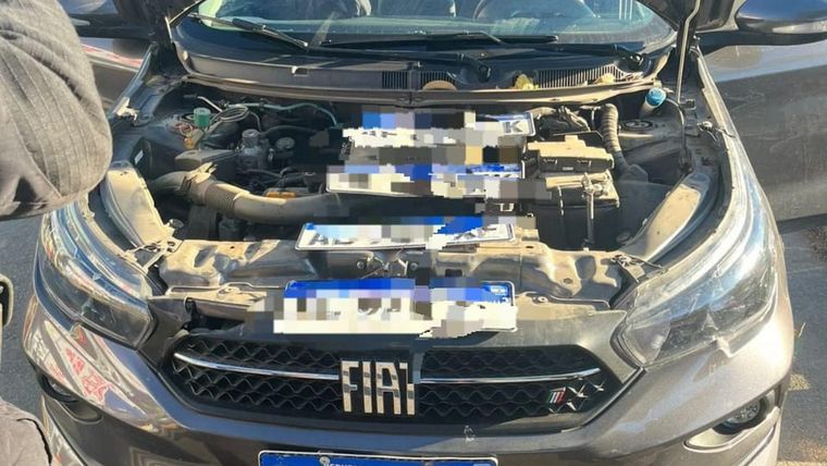 La Policía local detuvo al menor cuando conducía un Fiat Cronos con pedido de secuestro. Llevaba además cuatro chapas patentes con requerimiento de secuestro. Foto: Policía de Córdoba