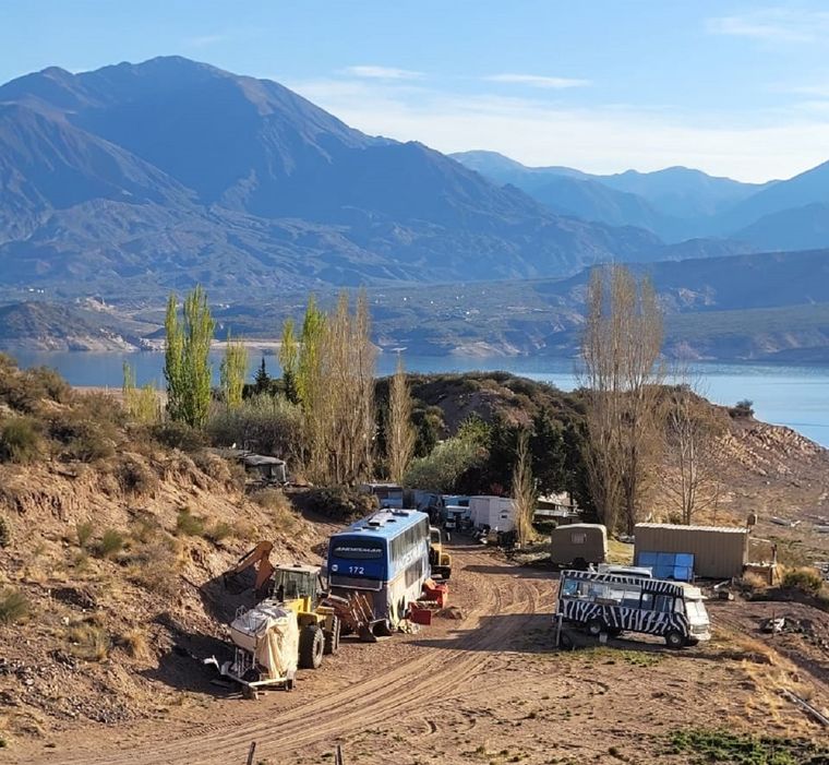 Contenedores y casas rodantes que están en los terrenos del perilago.