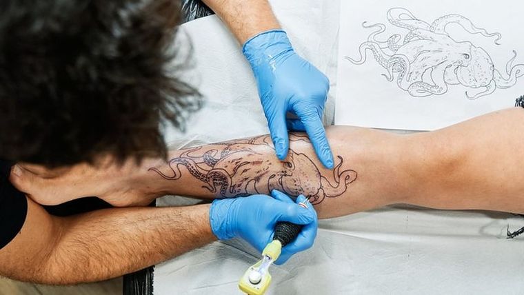 Donde hay menos grasa y más nervios será más doloroso hacerse un tatuaje. Foto: GETTY IMAGES