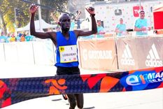 el keniata lobuwan gano y con record en la maraton de santiago 2017