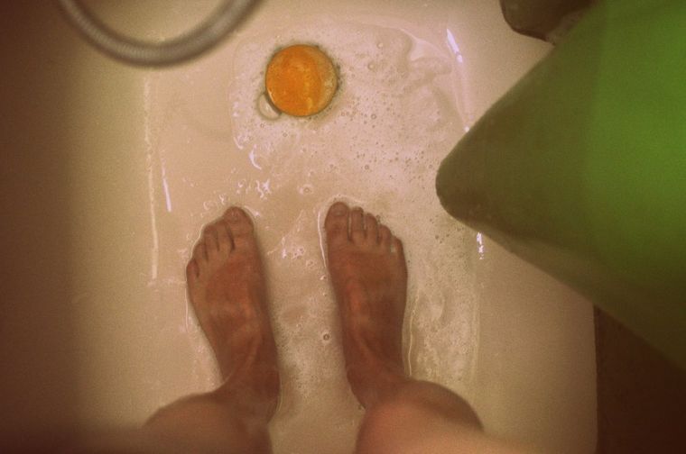 Luego de recolectar los objetos de valor, los ladrones se bañaron en la casa violentada