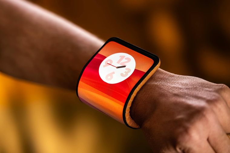 El dispositivo de Motorola recorre eventos internacionales como el MWC para demostrar el avance en paneles pOLED flexibles. El dispositivo de Motorola recorre eventos internacionales como el MWC para demostrar el avance en paneles pOLED flexibles.