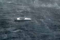 Un hombre a bordo de un pequeño bote fue rescatado este lunes en Australia tras pasar varios días a la deriva en el Pacífico, golpeado por los vientos del ciclón Alfred. Foto: EFE/ Autoridad Australiana De Seguridad Marítima