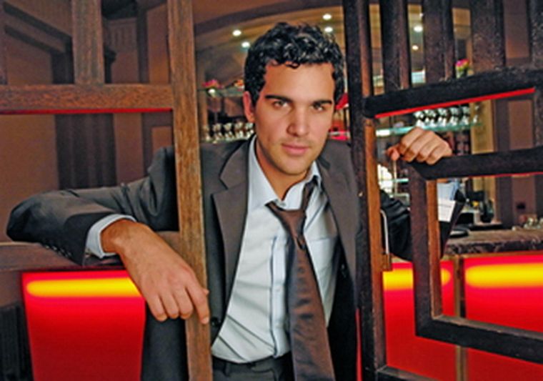 El actor personifica a Petros, un mozo griego.