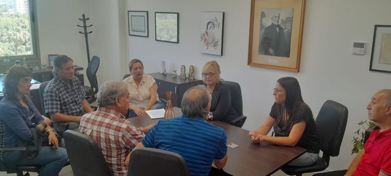 Encuentro entre Gráficos Asociados y miembros del Senado provincial. Encuentro entre Gráficos Asociados y miembros del Senado provincial.