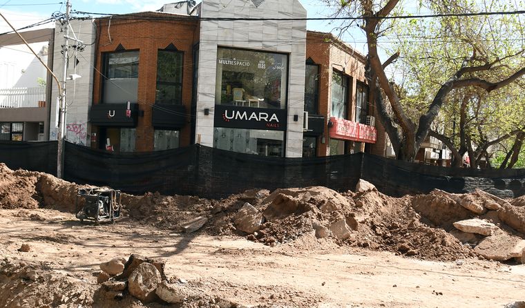 Mientras las máquinas avanzan por Yrigoyen, los comerciantes atraviesan situaciones distintas y algunos ya buscan nuevas formas de vender. &nbsp;
