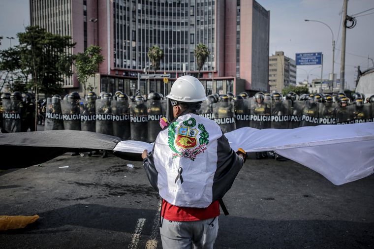 El Gobierno peruano desplegó una gran cantidad de efectivos policiales en Lima. Foto: EFE