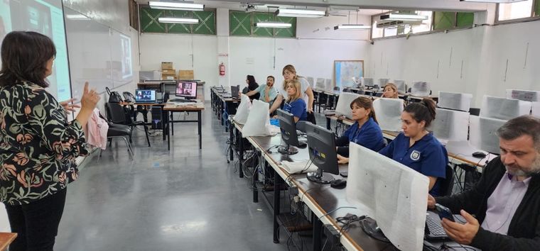 Docentes de la Facultad de Ingeniería (en foto Ana Domínguez) brindan su experiencia a los docentes de primaria. Foto: EPI