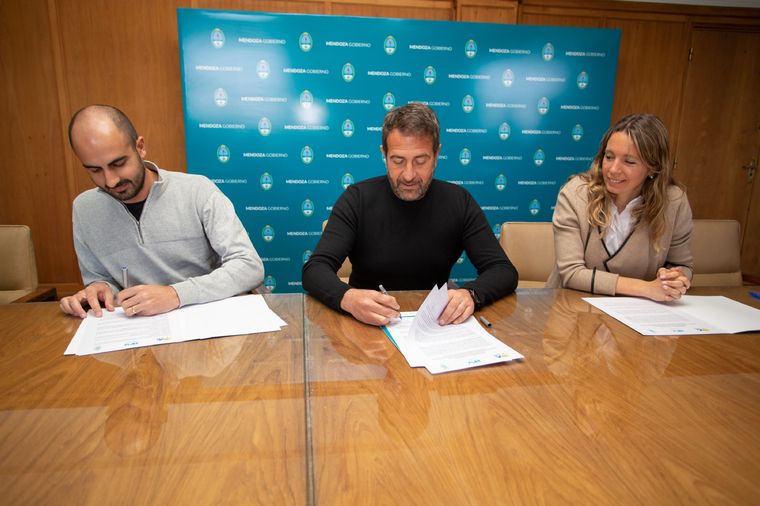 Mario Isgro en la firma de los acuerdos Foto: Gobierno de Mendoza