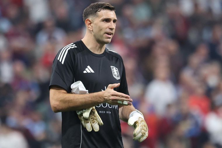 El Dibu Martínez se lesionó en la final de la Europa League.