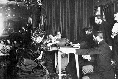 MDZol | Los médiums espiritistas podrían ser más propensos a las actividades mentales inmersivas y las experiencias auditivas inusuales al principio de la vida Foto: Sociedad Espiritista Alicantina