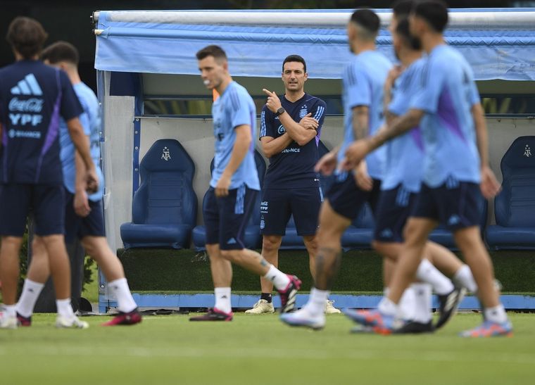 Scaloni tiene en mente un equipo, pero podría cambiar. Foto: Télam