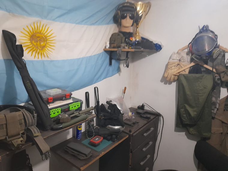 El acusado tenía ropa militar y armas en su domicilio Foto: X @Hechosanderecho