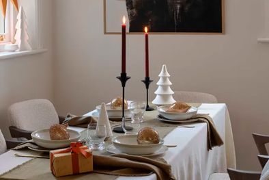 MDZol | Esta mesa de estilo minimalista y de inspiración escandinava usa una paleta de colores neutrales para crear un espacio maravillosamente relajante para sentarse y cenar. Foto: Layered Lounge