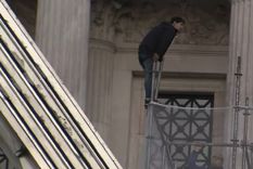 El hombre lleva más de una hora colgado