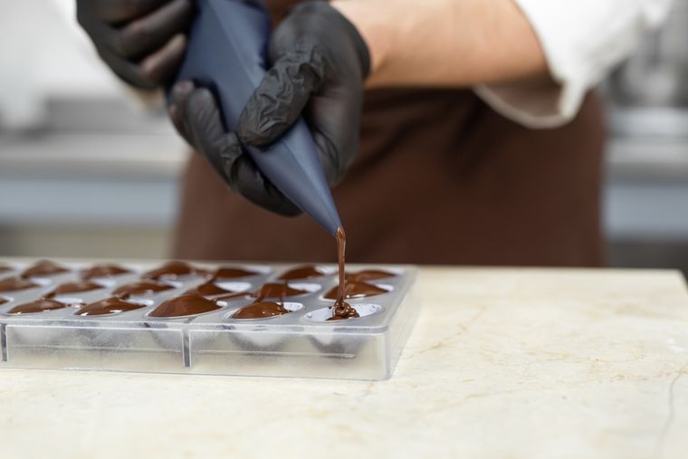 La receta de bombones caseros se popularizó en Europa en el siglo XIX como un lujo reservado para la realeza. La receta de bombones caseros se popularizó en Europa en el siglo XIX como un lujo reservado para la realeza.