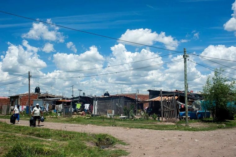 Casi la mitad de las familias argentinas enfrenta dificultades para conectarse a alguna red básica, como agua corriente, gas natural o cloacas. &nbsp;