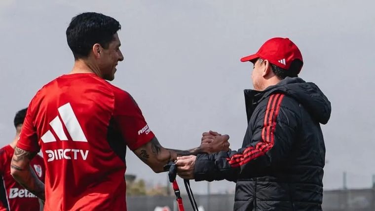 Pese a su deseo de jugar, Enzo Pérez no llegaría apto al jueves por el profundo corte que tiene en la rodilla. Foto: Prensa River. 