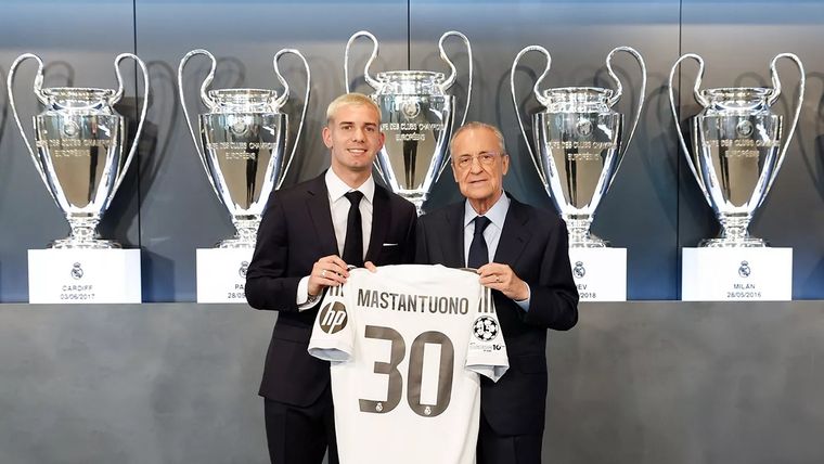 Franco Mastantuono, posando junto al presidente merengue Florentino Pérez en su presentación con el Real Madrid. Franco Mastantuono, posando junto al presidente merengue Florentino Pérez en su presentación con el Real Madrid.