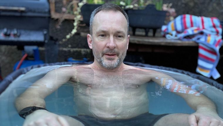 Gerwyn se da un baño de hielo en su jardín dos veces por semana mientras aprende a sobrellevar la vida después de la neuralgia del trigémino.