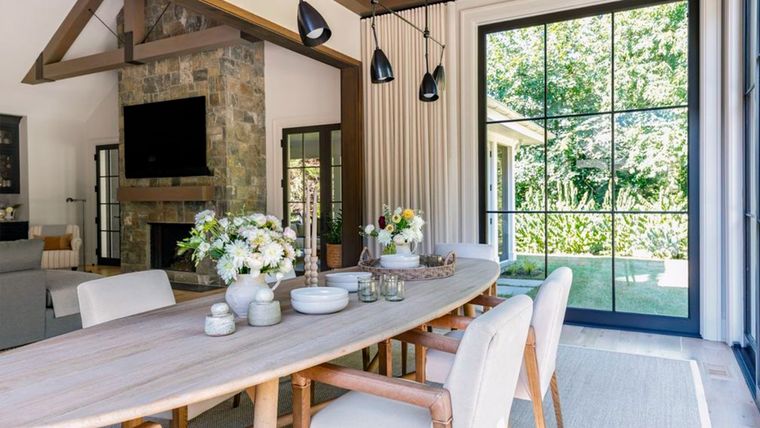 Saber bien qué lugar ocupa cada elemento en el hogar y a la vez saber si resulta útil, si se está usando y qué significado tiene el mismo ayuda mucho a lograr una vivienda ordenada. Foto: Becky Shea Design / Jake Shea