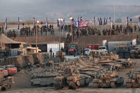 Tropas israelíes se concentran cerca de la frontera entre Israel y Gaza.