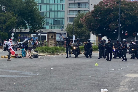 La policía y los hinchas se enfrentaron en las inmediaciones del Monumental Foto: X