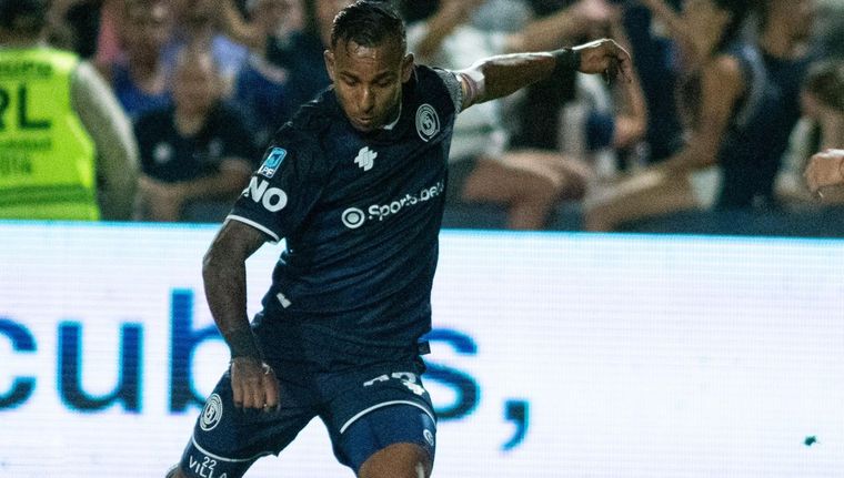 El colombiano Sebastián Villa marcó diferencias en el 2-1 de Independiente Rivadavia ante Sarmiento y dejó definiciones fuertes sobre su futuro.&nbsp;