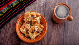 La receta de capirotada se asocia con la Cuaresma, y cada ingrediente tiene un significado espiritual, como el pan que representa el cuerpo de Cristo y el piloncillo que simboliza su sangre.