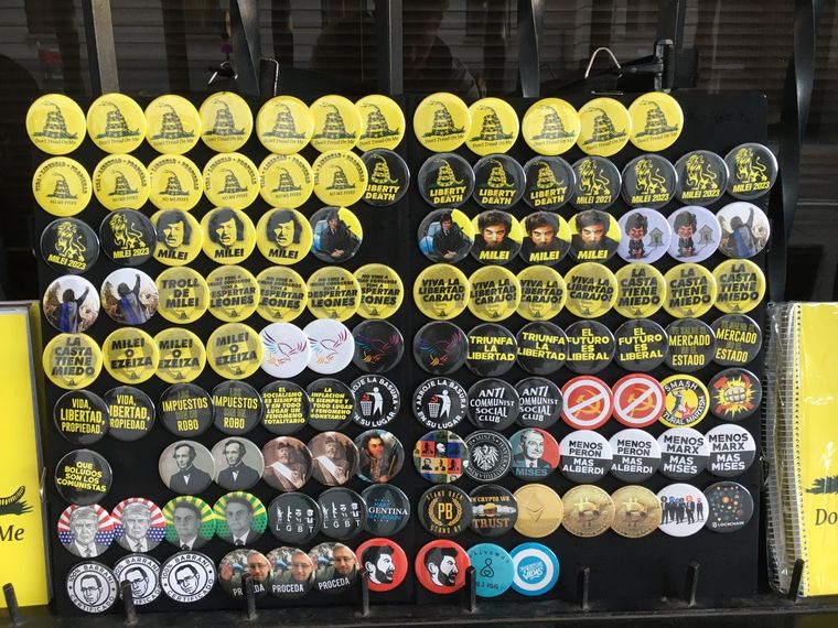 Se venden objetos de Milei a las afueras de su búnker