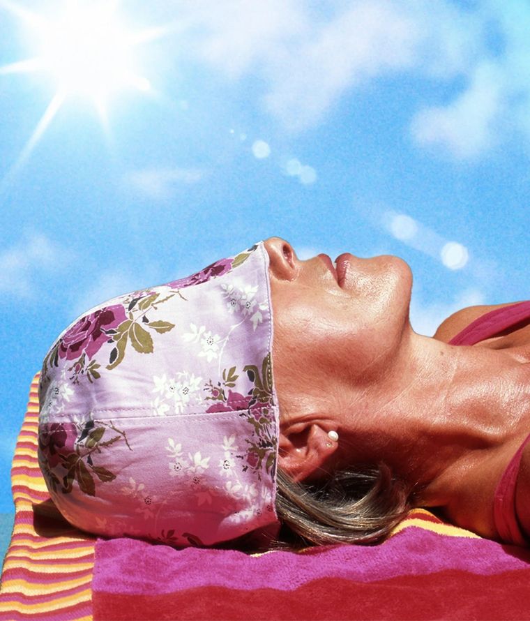 Los protectores solares modernos con sustancias químicas sintéticas (formadas a partir de diversos ingredientes) absorben mucho mejor los rayos UV que sus predecesores de hace un siglo.