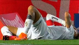 A falta de tres fechas, Neymar sufrió una nueva lesión. A falta de tres fechas, Neymar sufrió una nueva lesión.