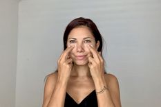 Este ejercicio mejorará la circulación sanguínea en la zona, esto ayudará a aclarar las ojeras, haciendo que la zona de debajo de los ojos tenga un aspecto saludable y juvenil Foto: Instagram @lolacastillo