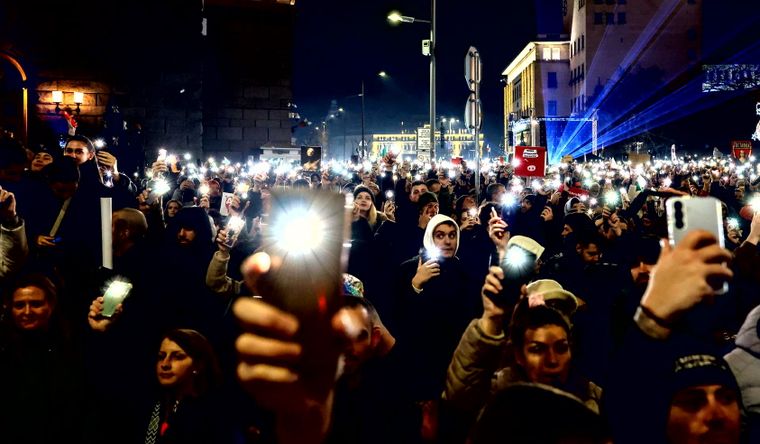Las protestas masivas en Bulgaria llevaron a la caída del Gobierno. Foto Efe