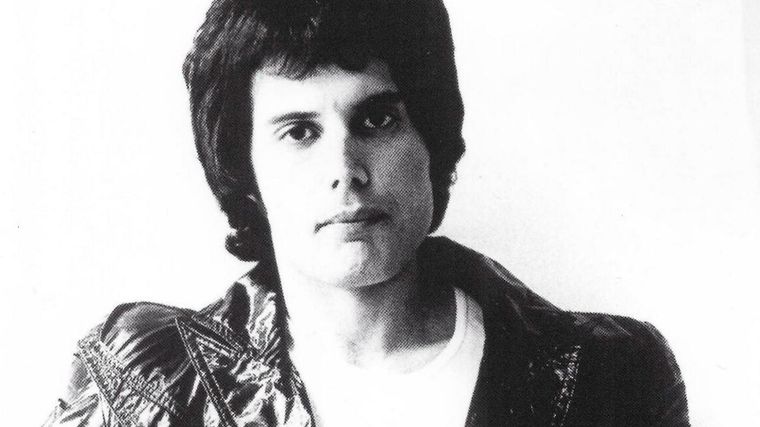 Freddie Mercuri (1946 - 1991)&nbsp; cuando compuso Rapsodia Bohemia vivía en una casa con muebles que hoy inspiran las tendencias de diseño. Foto: Wikipedia.