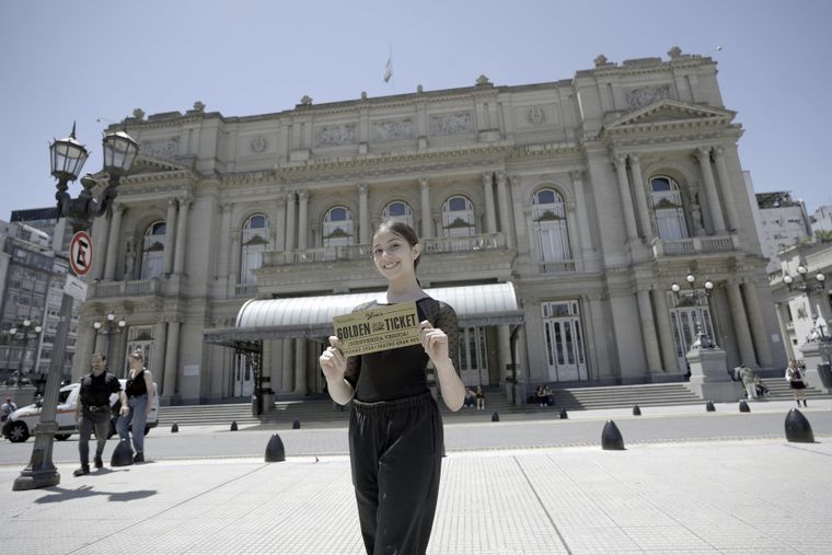 Una de las niñas que actuará en Charlie y la Fábrica de Chocolate, el Show.