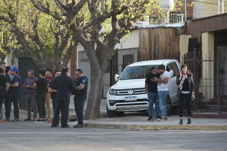 La camioneta del hombre muerto y el despliegue policial en el lugar Foto: Maximiliano Ríos/MDZ